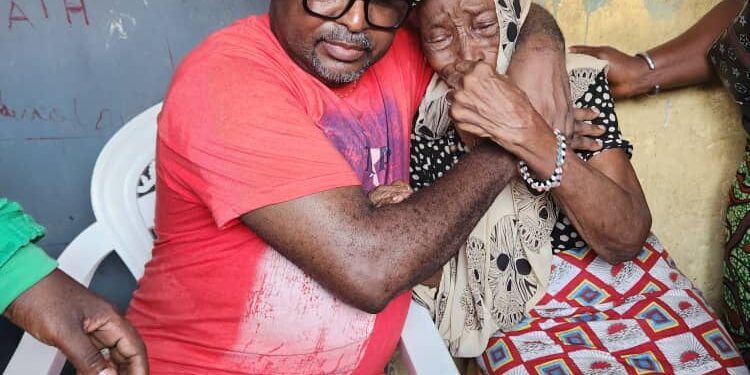 Conakry : Dr David MAKONGO brille dans l’humanitaire à Kaloum au nom du Chef de L’Etat Général Mamadi DOUMBOUYA