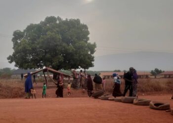 Urgent : les femmes barricadent la route à Kérouané