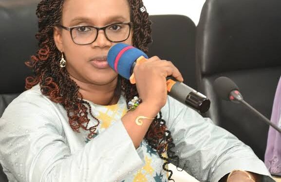 Madame Mariama Ciré Sylla, Ministre de l’économie, des finances et de budget honorée par un livre